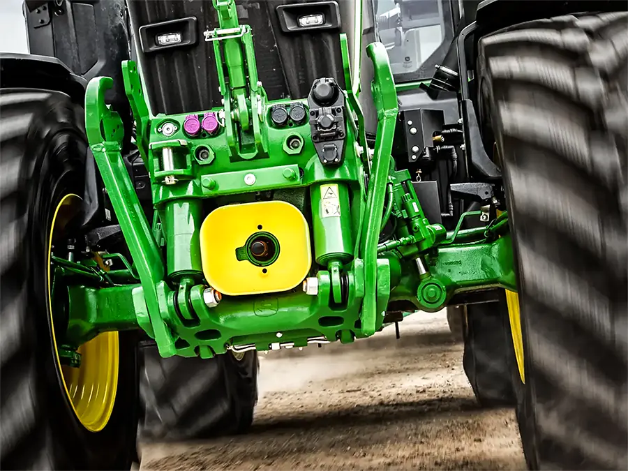 Enganche trasero de un tractor John Deere.