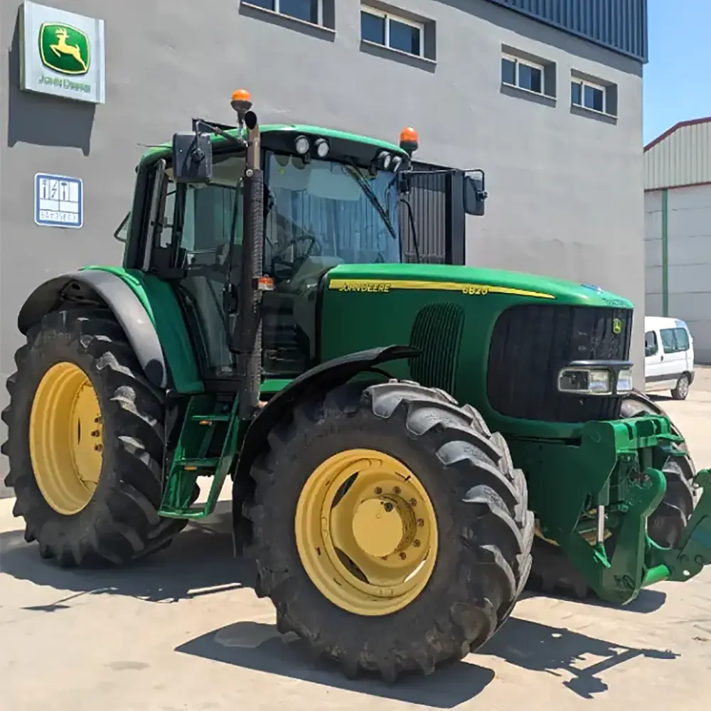 Tractor John Deere modelo 6820 de color verde, visto desde el frente.