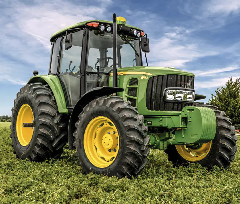 Tractor John Deere Tractor John Deere trabajando en un campo agrícola.