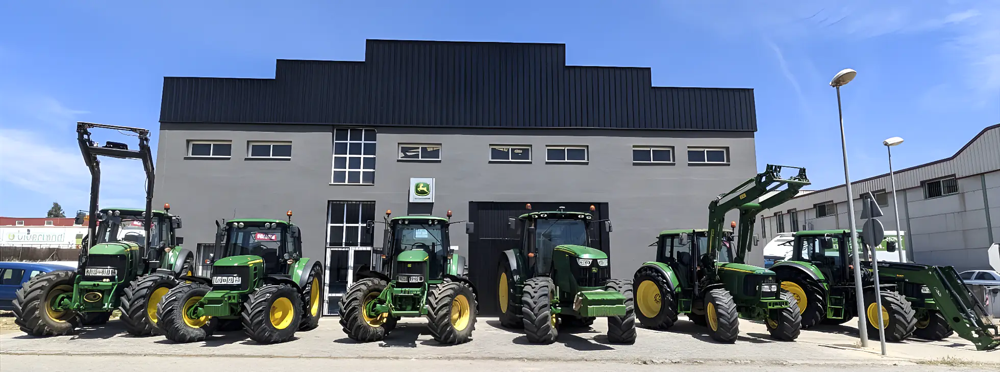 Tractorex Azuaga - Badajoz Fachada de Tractorex Azuaga con tractores agrícolas John Deere.