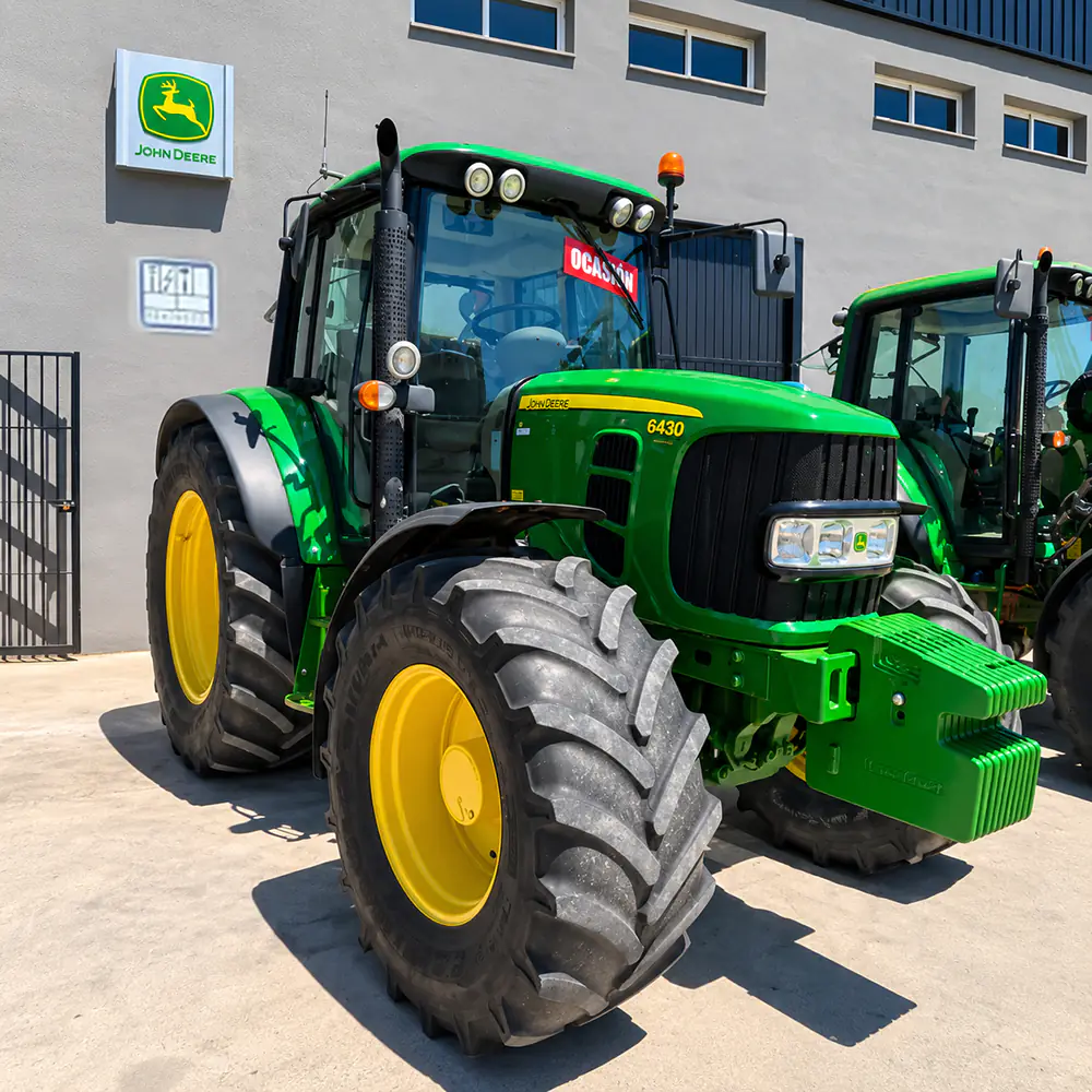 Tractor John Deere 6430 Premium visto frontal lateral.