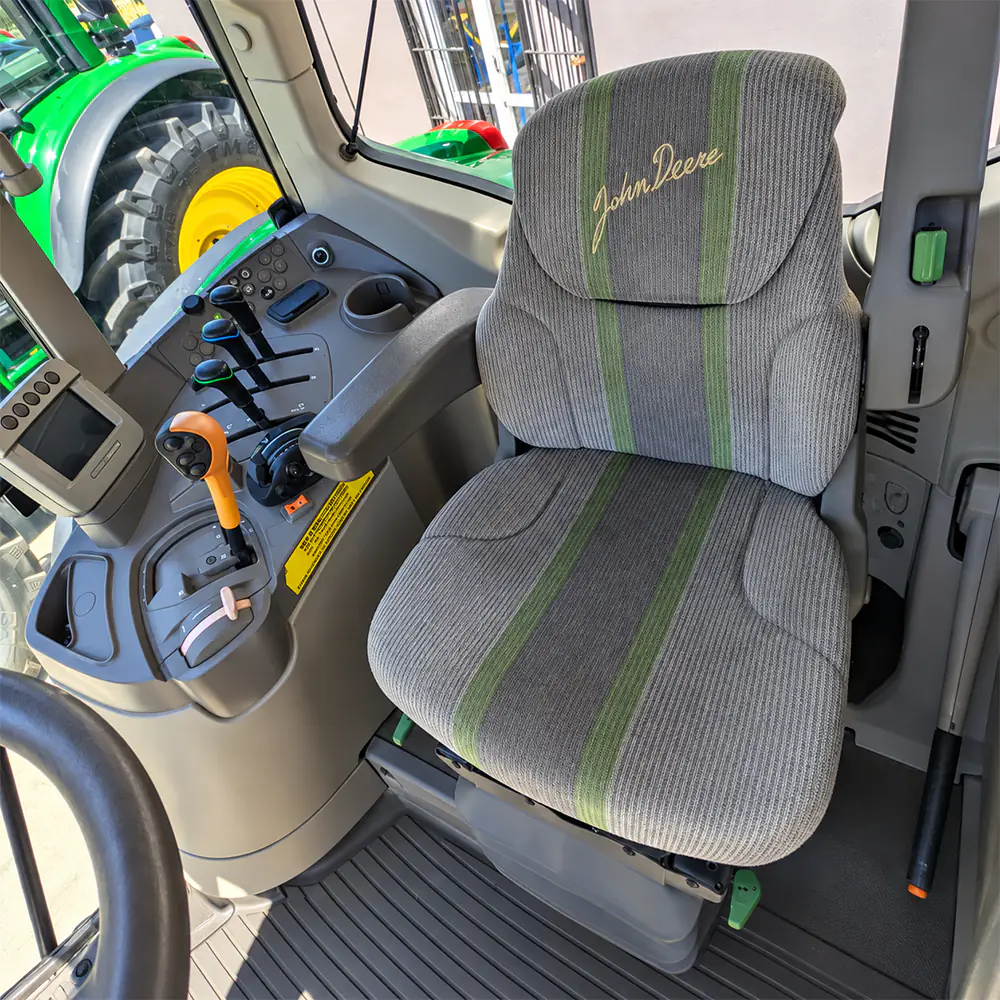 Interior de cabina del John Deere 6430 Premium.